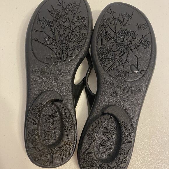 Women's Black Okal Thong flip flop sandals Size L Rubber USA Mede Top Flowers - Picture 4 of 6